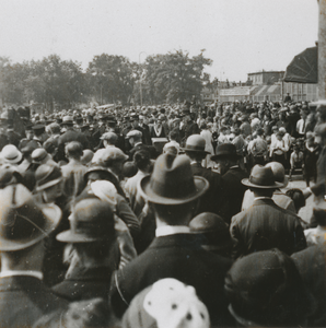 876732 Afbeelding van het massaal toegestroomde publiek bij de optocht ter gelegenheid van de viering van het 1e ...
